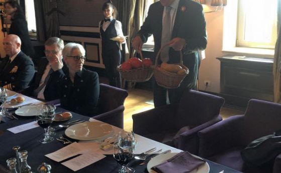 Сергей Лавров подарява на Джон Кери кошници с руски картофи и домати.