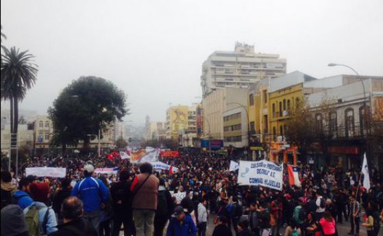 Двама убити младежи на протести в Чили 