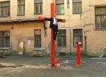 "Разпнаха" Путин на кръст в двора на КГБ в Рига