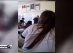 Училищен директор изтри дъската в клас с главата на ученик (видео) 