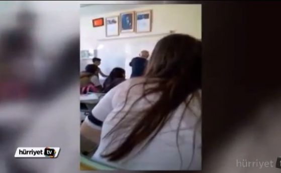 Училищен директор изтри дъската в клас с главата на ученик (видео) 