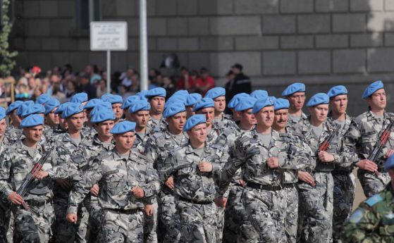 "Кухи" автомати украсявали военните на парада