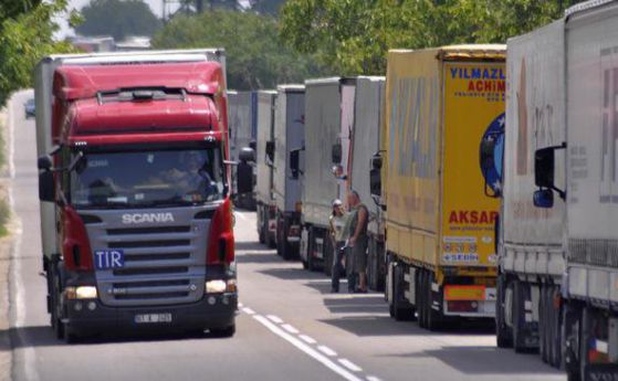 Километрична опашка от камиони на границата с Турция 