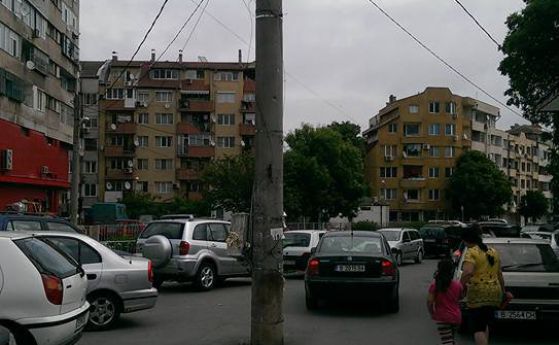 Електрически стълб изникна по средата на улица  и във Варна