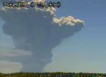 Вулкан в Япония изригна, стотици са евакуирани (видео)