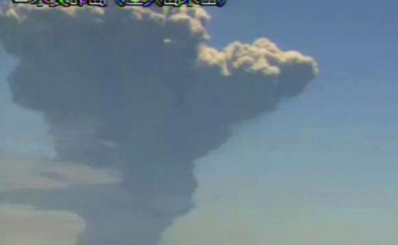 Вулкан в Япония изригна, стотици са евакуирани (видео)