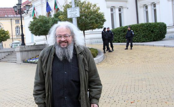Арестуваха Босия, хвърлял домати по парламента