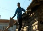 Роми в Гърмен започнаха да събарят доброволно къщите си