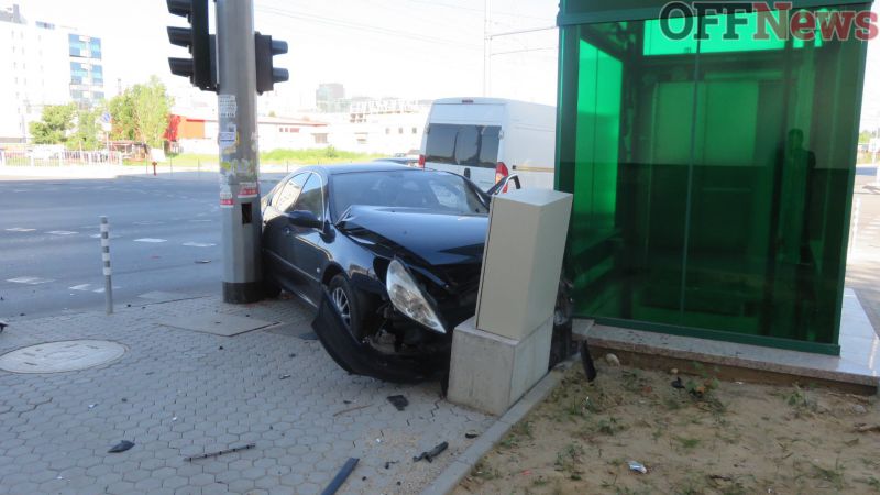 Кола се заби в табло до подлеза на метрото в 