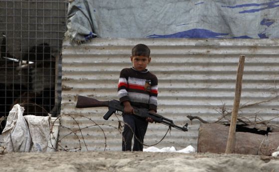 "Ислямска държава" отвлече 500 деца, за да ги прави атентатори
