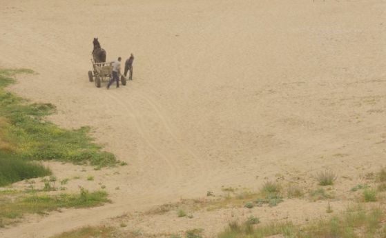 Товарят с каруца пясък от Синеморец (видео)