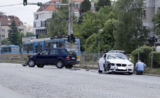 БМВ и "Мерцедес" се удариха челно на бул. "Цар Борис III" (снимки)