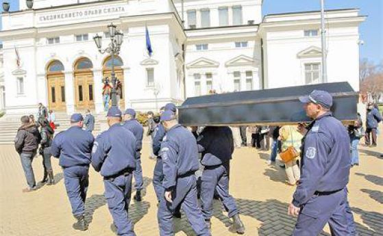 Полицаи от цялата страна на протест в София, опъват палатки пред НС