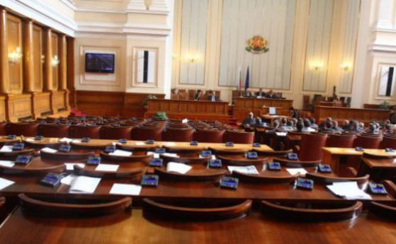 Депутатите удължиха заседанието до приемане на промените на Москов
