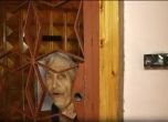 Бесни старци режат въжета на алпинисти, с патерици рушат изолация на комшии