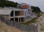 Нова сграда на морския бряг, стълбите водят на плажа