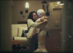 "Емоционален" робот ще ви прегърне, когато ви е тъжно (видео)