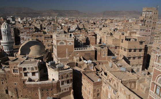 Най-малко двама загинали при взрив пред джамия в столицата на Йемен