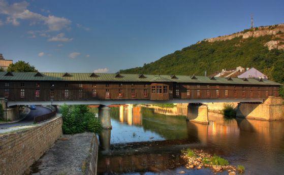 Променят "Моста на Кольо Фичето" в Ловеч (снимки)