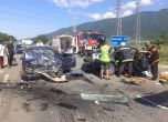 Двама загинаха и трима тежко ранени при зверска катастрофа край Дъбово