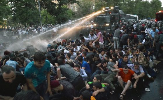 Над 230 арестувани на протест за цената на тока в Ереван