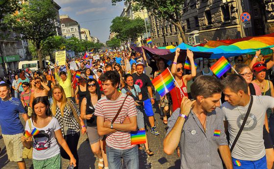 Новата ни анкета: За или против гей парада?