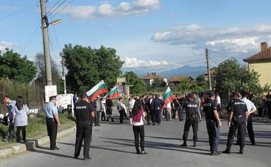 Багери влизат в Гърмен, роми заплашват да се палят