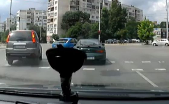 Нагли шофьори спират насред кръстовище и пешеходна пътека (видео)