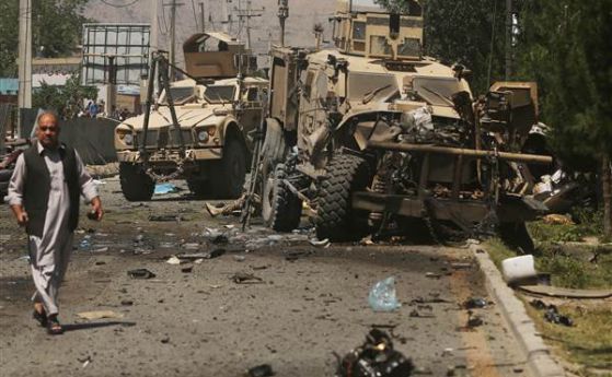 Кола бомба удари конвой на НАТО в Кабул (видео)
