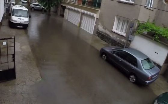 Пороен дъжд наводни улици и мазета в Пазарджик