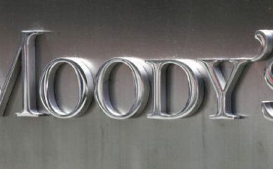 Moody's понижи депозитния рейтинг на ДСК и „Райфайзен“ в България