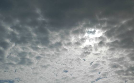 Облаци  захлупват половин България днес