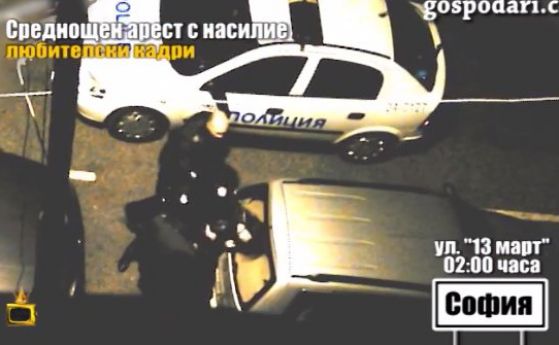 Полицаи бият момиче при проверка на улицата (видео)