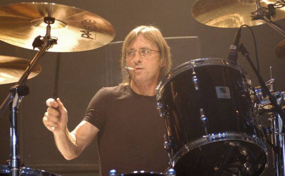 Барабанистът на AC/DC отърва затвора