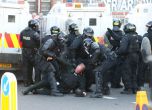 24 ранени полицаи след сблъсък в Белфаст
