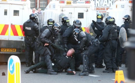 24 ранени полицаи след сблъсък в Белфаст