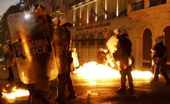 Сълзотворен газ и "Молотов" на протеста в Атина