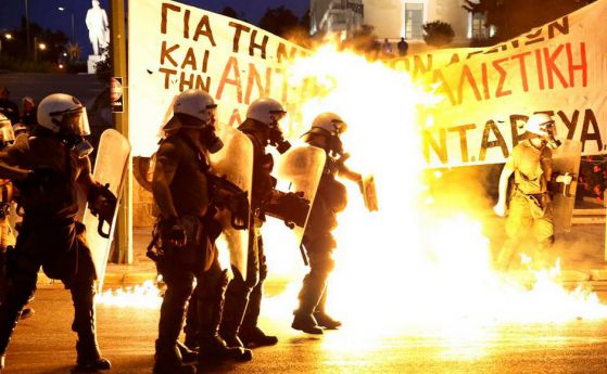 Гръцкият парламент прие реформите, протести и палежи в Атина