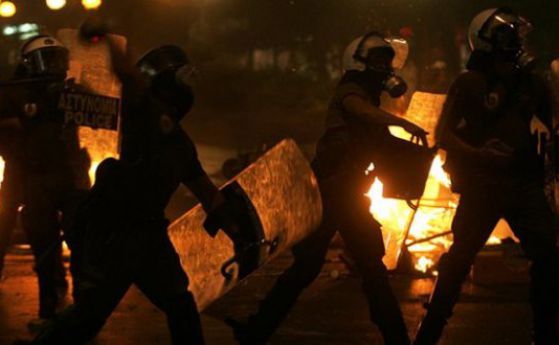 Чужденци в ареста след атинските размирици пред парламента
