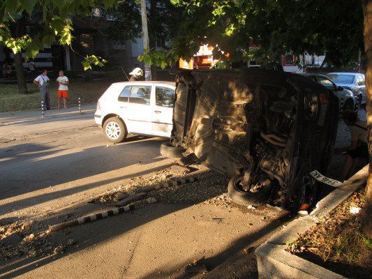 Пиян шофьор се обърна по таван след гонка с полицията в Русе