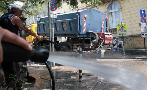 Мият улици в София, паяк вдига непреместени коли