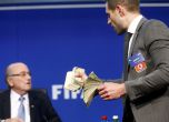 ФИФА ще съди комика, замерил Блатер с долари