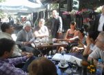 Местан на кафе с протестиращи в разговор за съдебната реформа