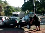 Не паркирайте на велоалея в Бразилия, ще ви се случи това... (видео)