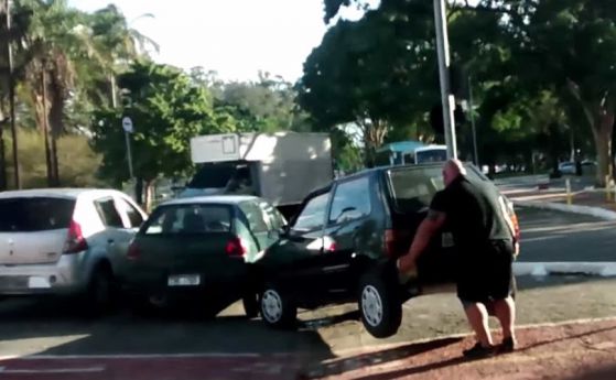 Не паркирайте на велоалея в Бразилия, ще ви се случи това... (видео)