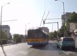 Тролейбус мина със 70 км/ч на червено през кръстовище в София (видео)