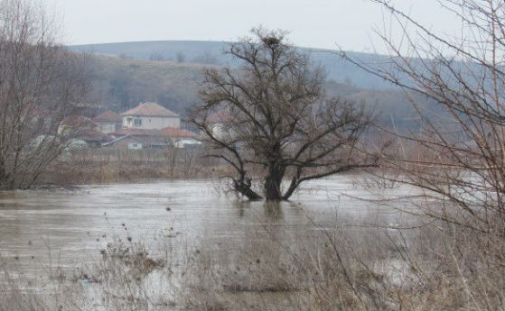Опустошително наводнение в Македония, две деца се удавиха