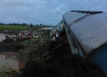 Два влака в Индия дерайлираха на мост, има загинали