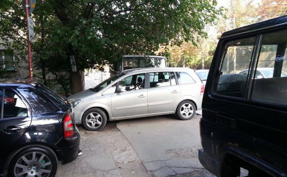 Автомобили превземат тротоари в София (снимка)