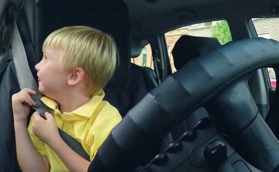 3-годишен таксиметров шофьор весели пътници в Ирландия
